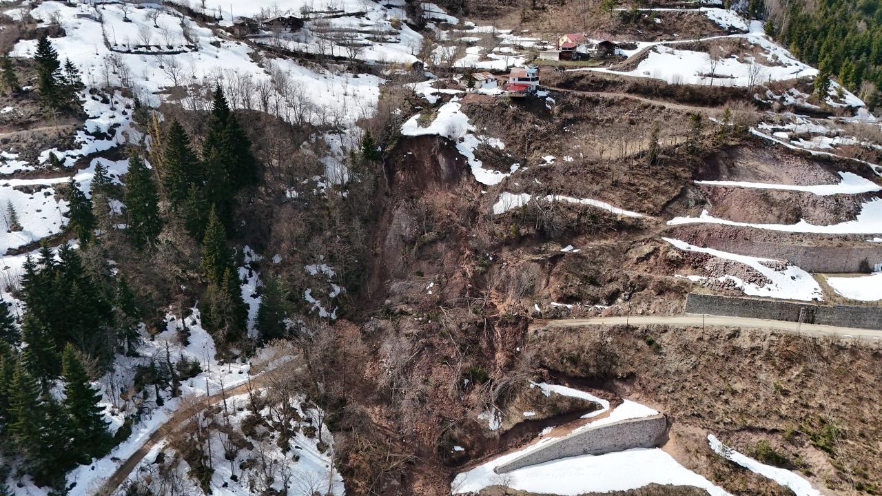 Artvin de heyelan: 2 ev zarar gördü